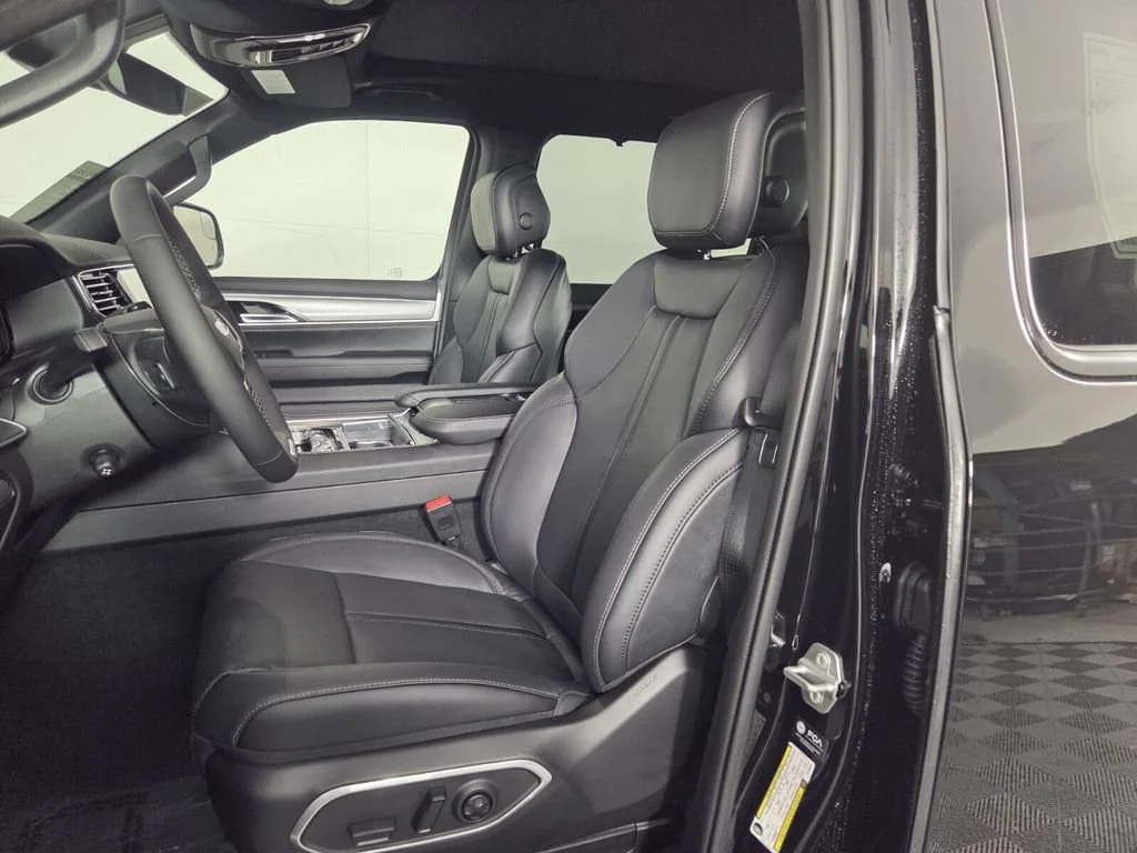 New 2026 High Gloss Black Exterior Paint Jeep Limited Reserve image 9