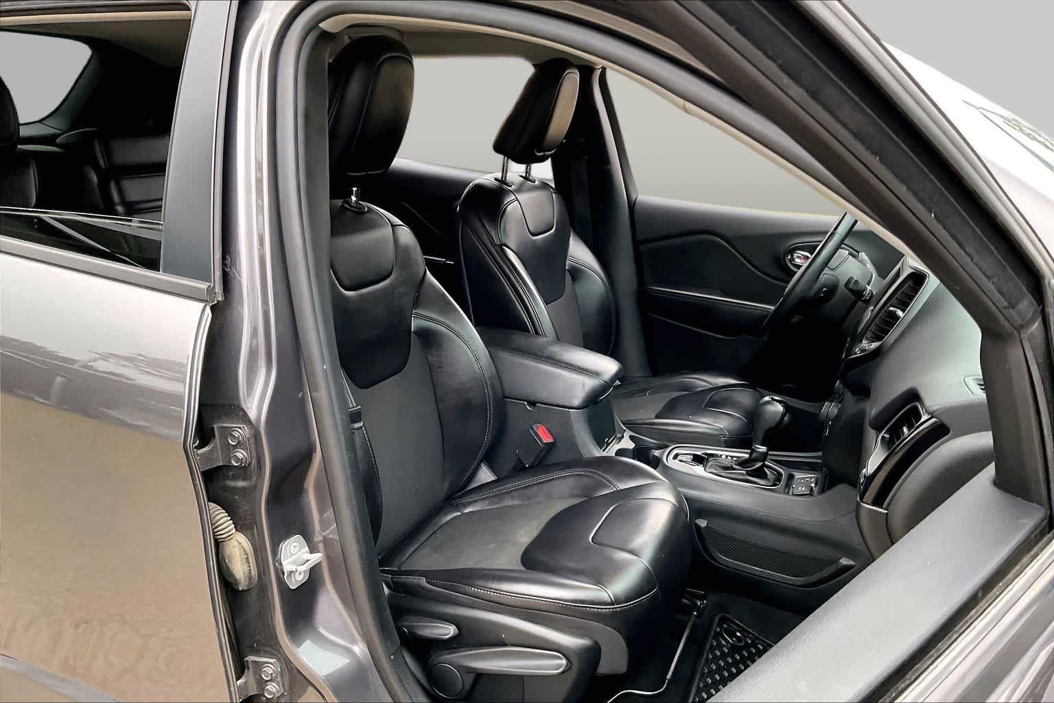 Used 2019 Granite Crystal Metallic Clearcoat Jeep Altitude image 9