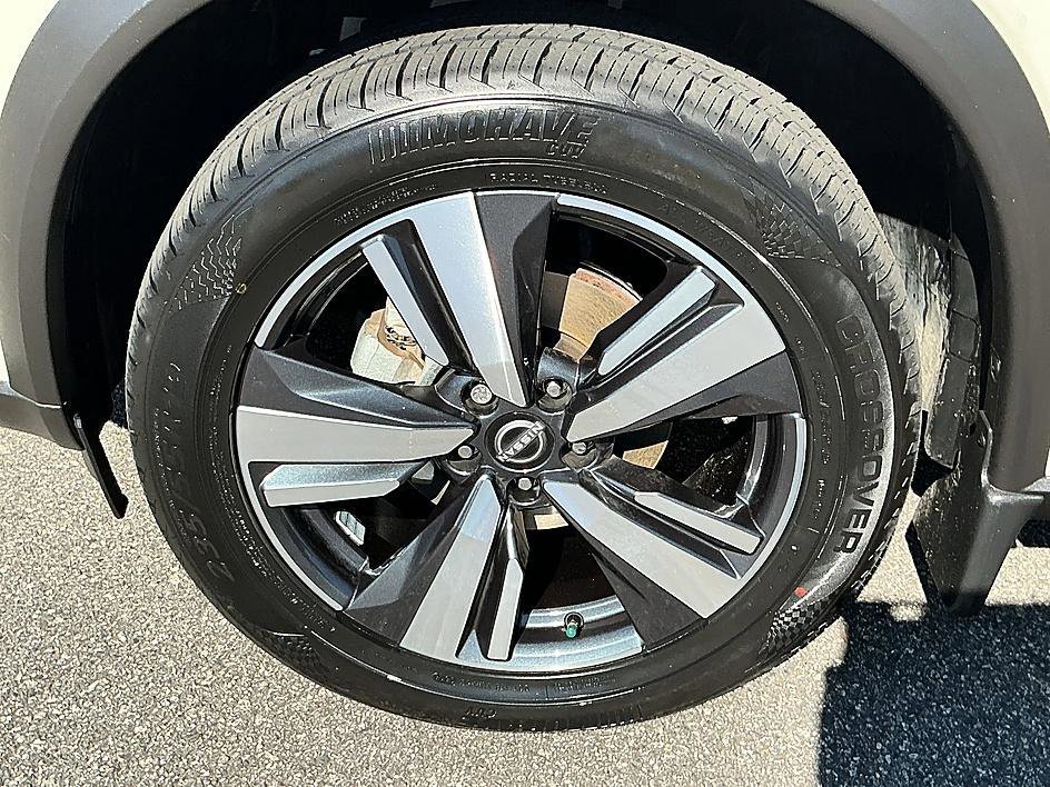 Certified Used 2023 Pearl White Tricoat Nissan SL image 10