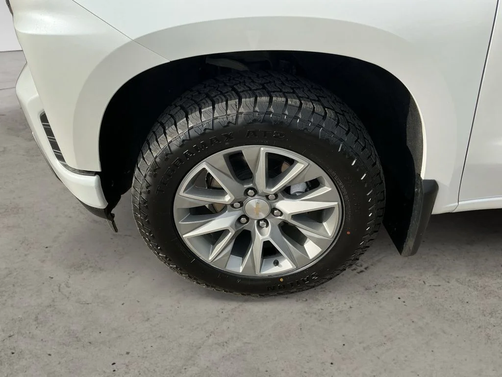 Used 2022 Beige Chevrolet High Country image 9