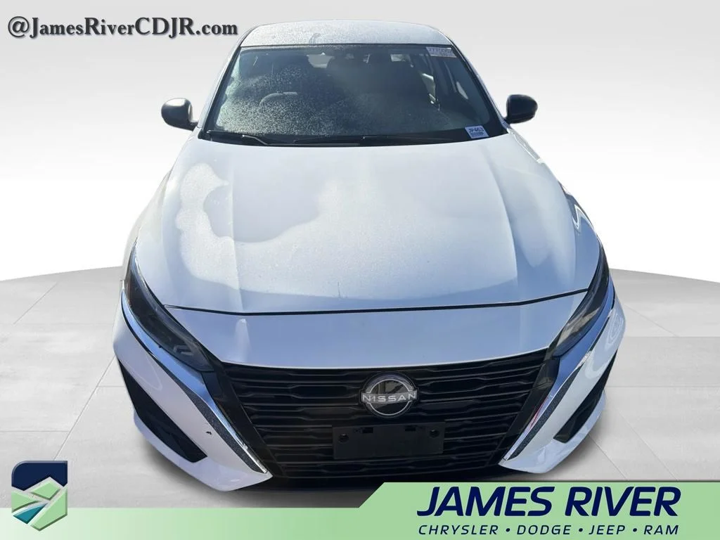 Used 2025 White Nissan 2.5 SV image 3