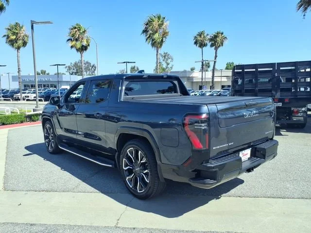 Used 2025 Deep Ocean Metallic GMC Extended Range Denali image 9