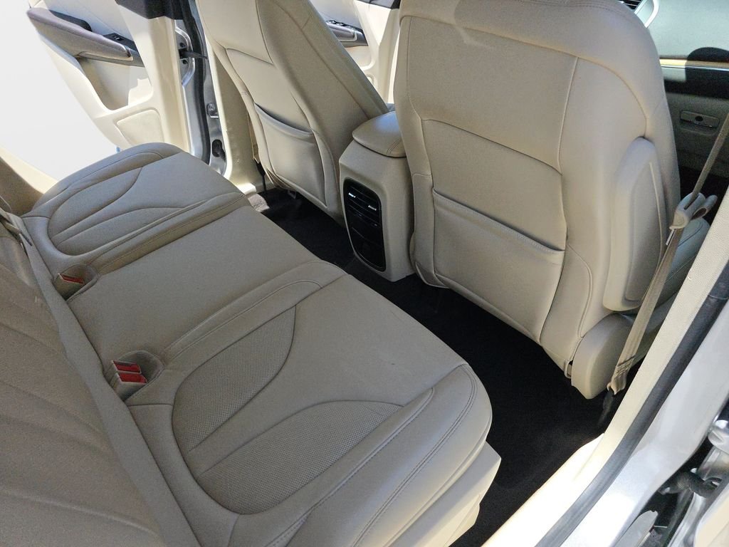 Used 2016 Silver Lincoln Select image 13