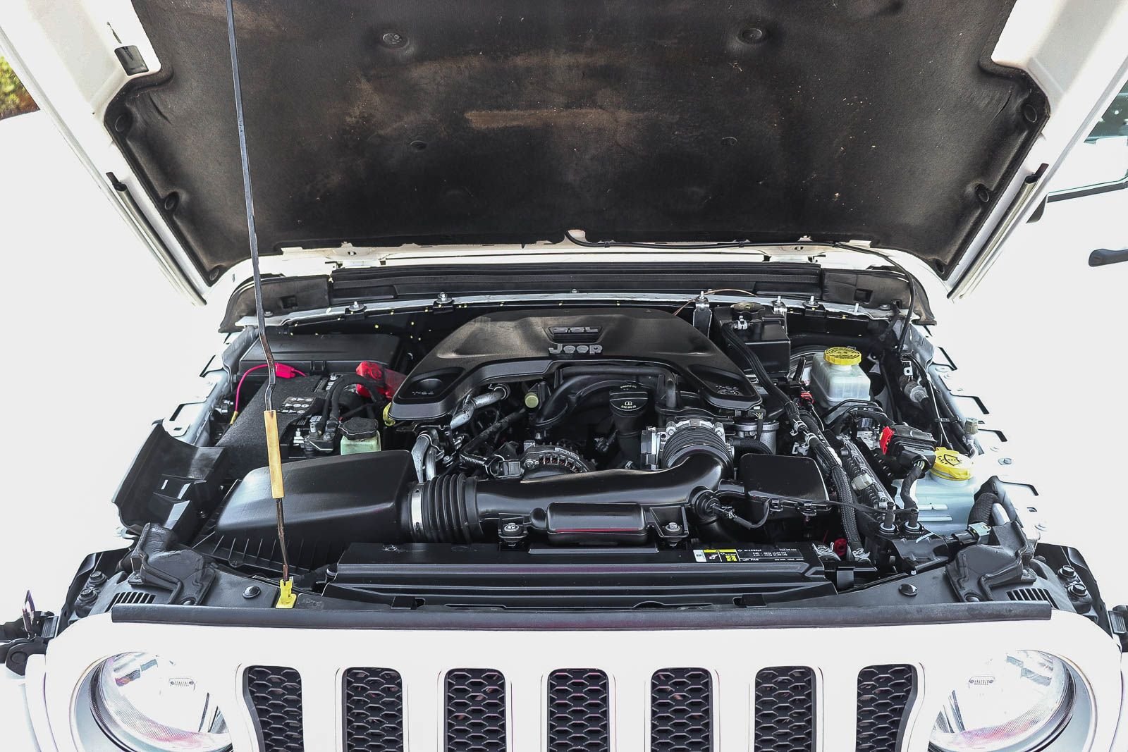 Used 2018 Bright White Clearcoat Jeep Unlimited Sahara image 33
