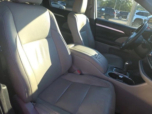 Used 2018 Silver Toyota XLE image 14