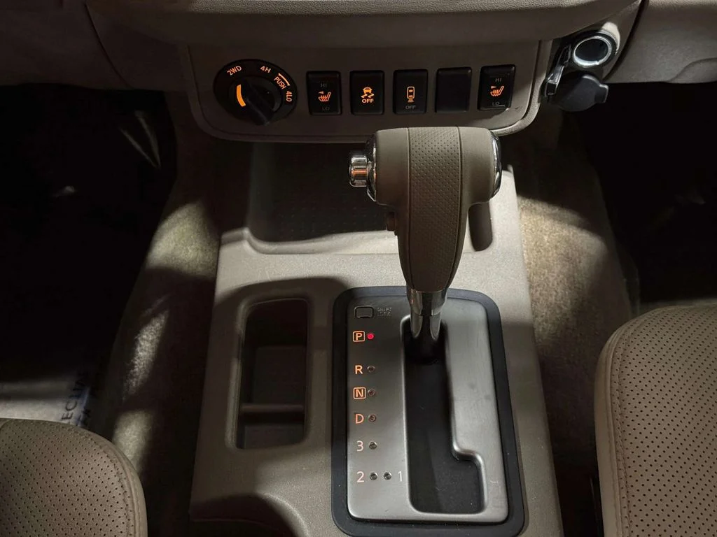 Used 2015 Glacier White Nissan SL image 18