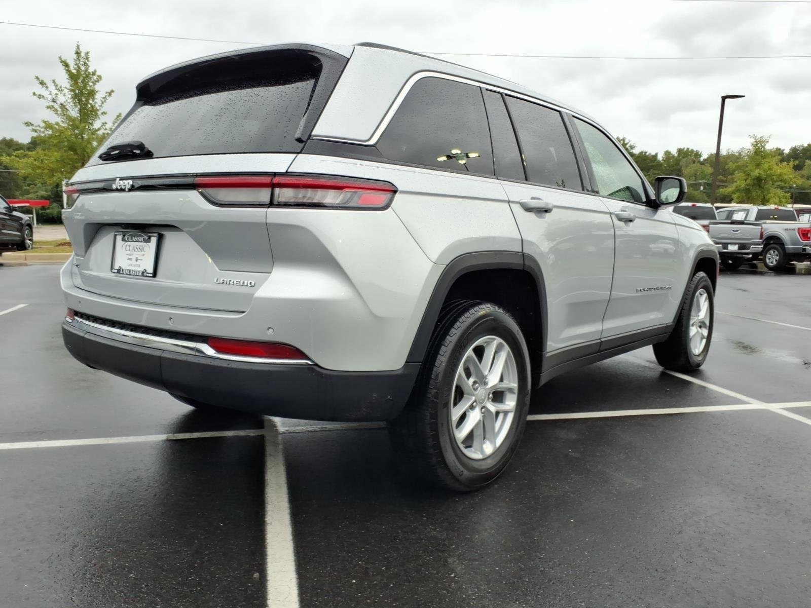 Used 2023 Silver Zynith Jeep Laredo image 2