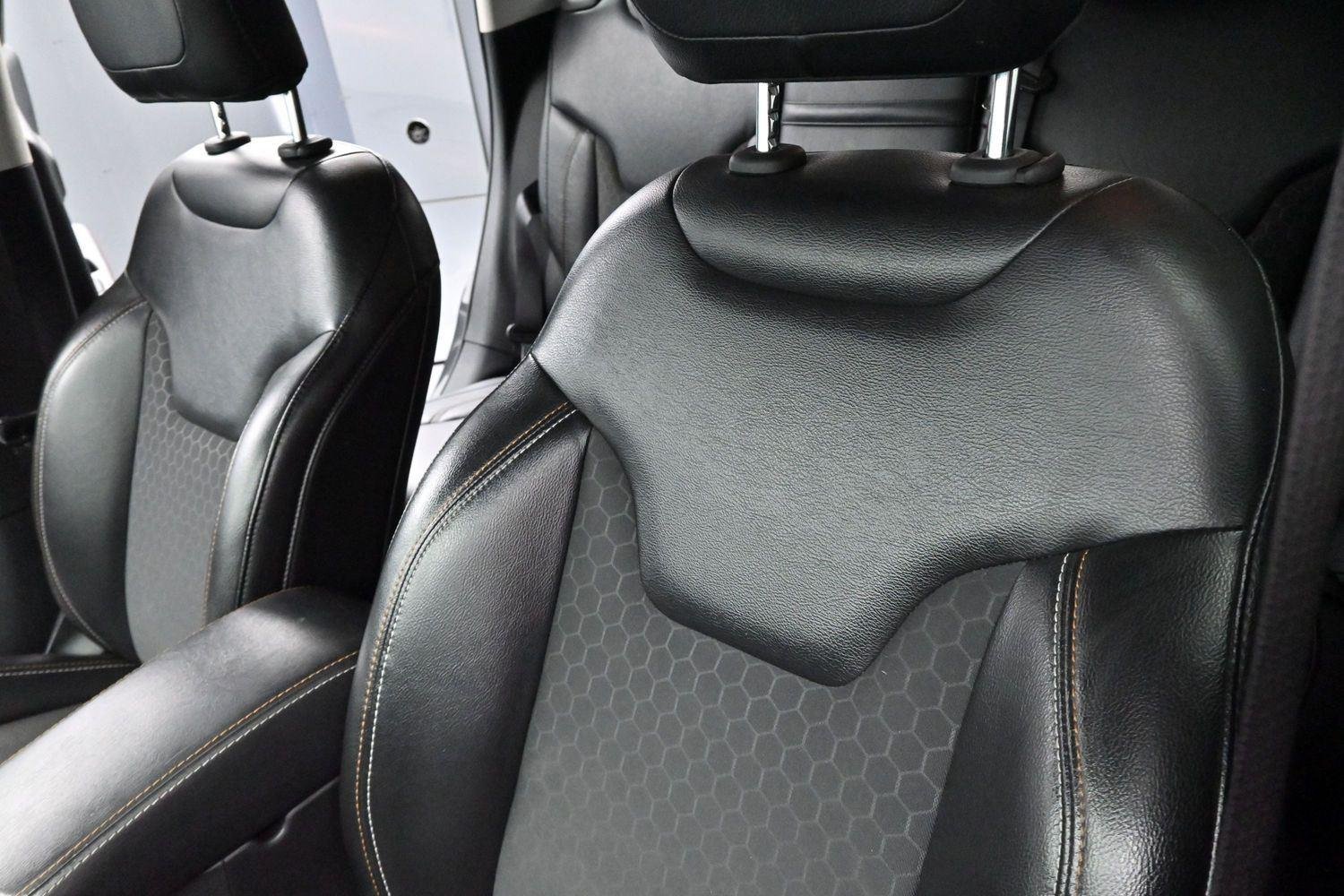 Used 2018 Diamond Black Crystal Pearlcoat Jeep Latitude image 13