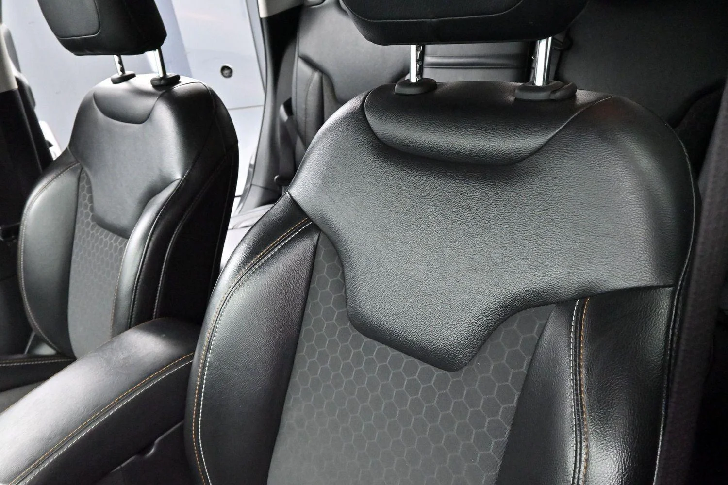 Used 2018 Diamond Black Crystal Pearlcoat Jeep Latitude image 13