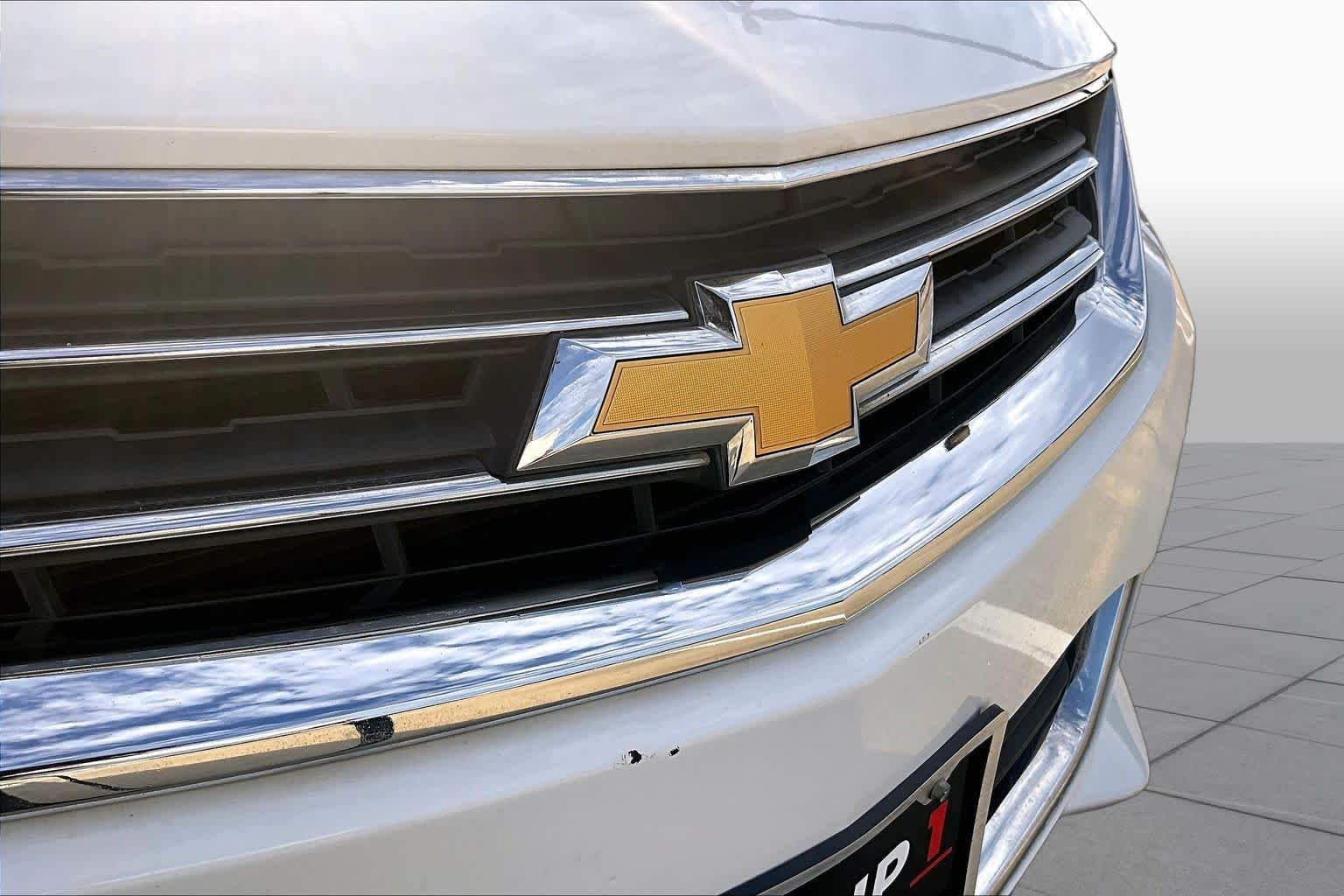 Used 2017 Summit White Chevrolet LT image 29