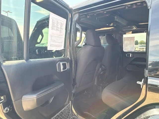 Used 2019  Jeep Sahara image 29