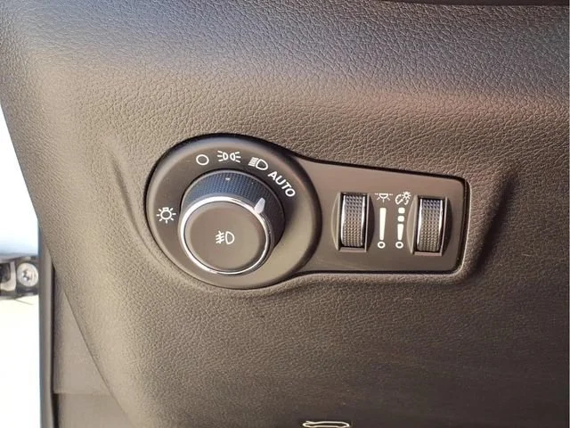 Used 2024  Jeep Latitude image 15