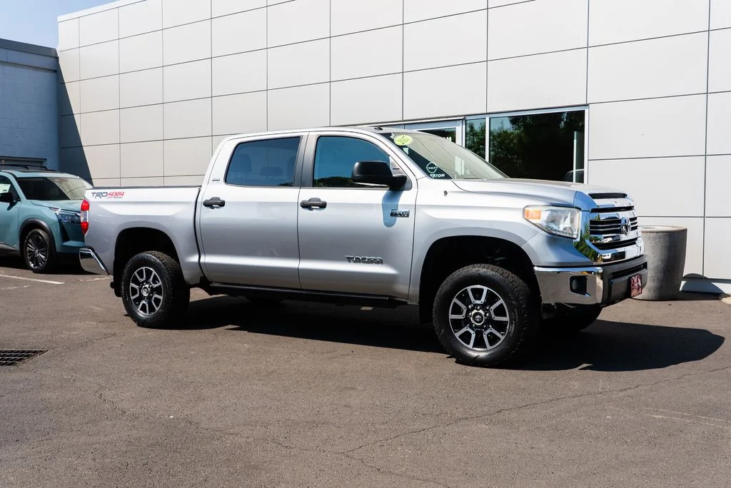 Used 2017 Silver Toyota SR5 image 30