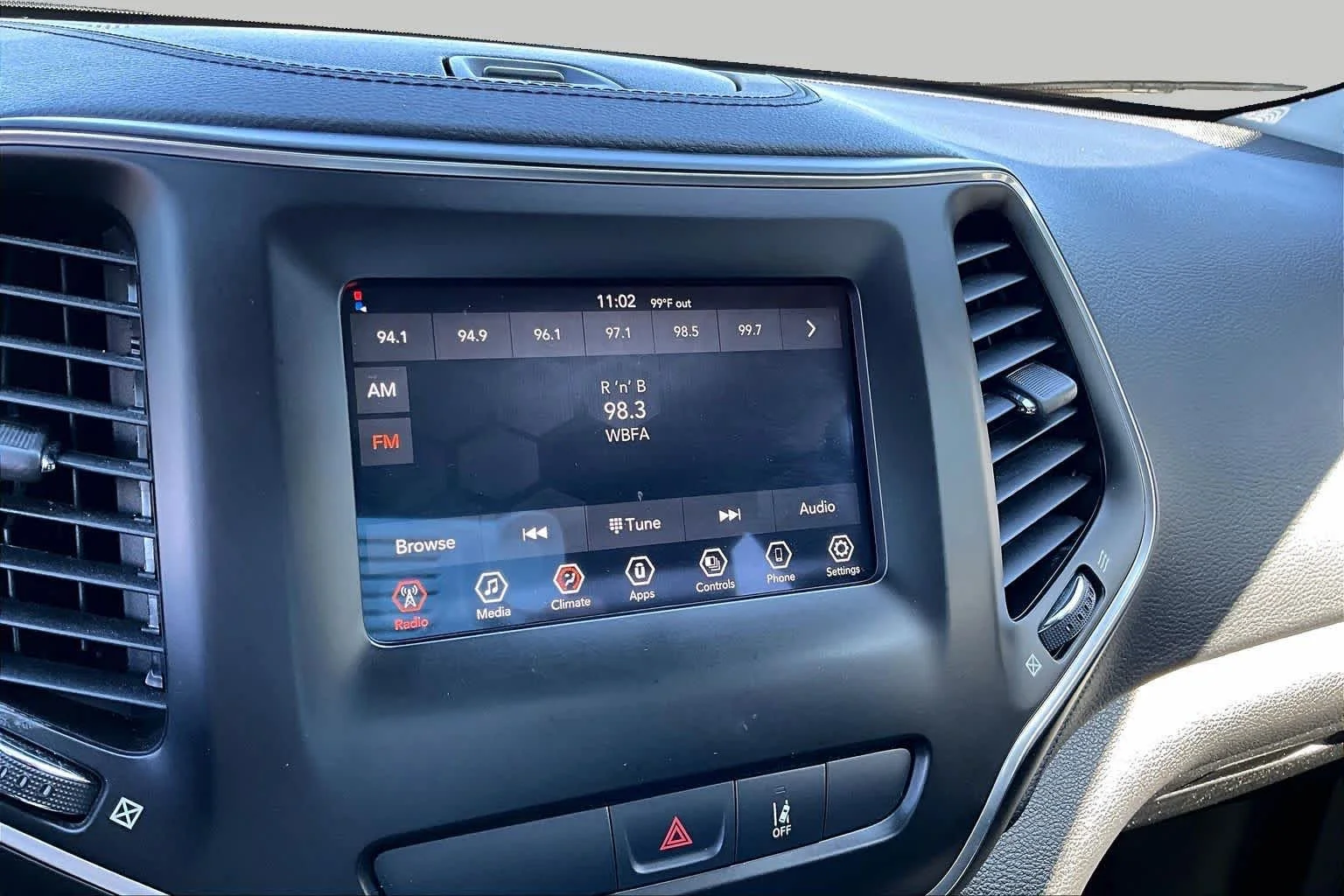 Used 2021 Diamond Black Crystal Pearlcoat Jeep Latitude image 27