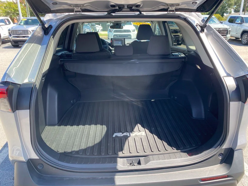 Used 2022 Silver Toyota XLE image 11