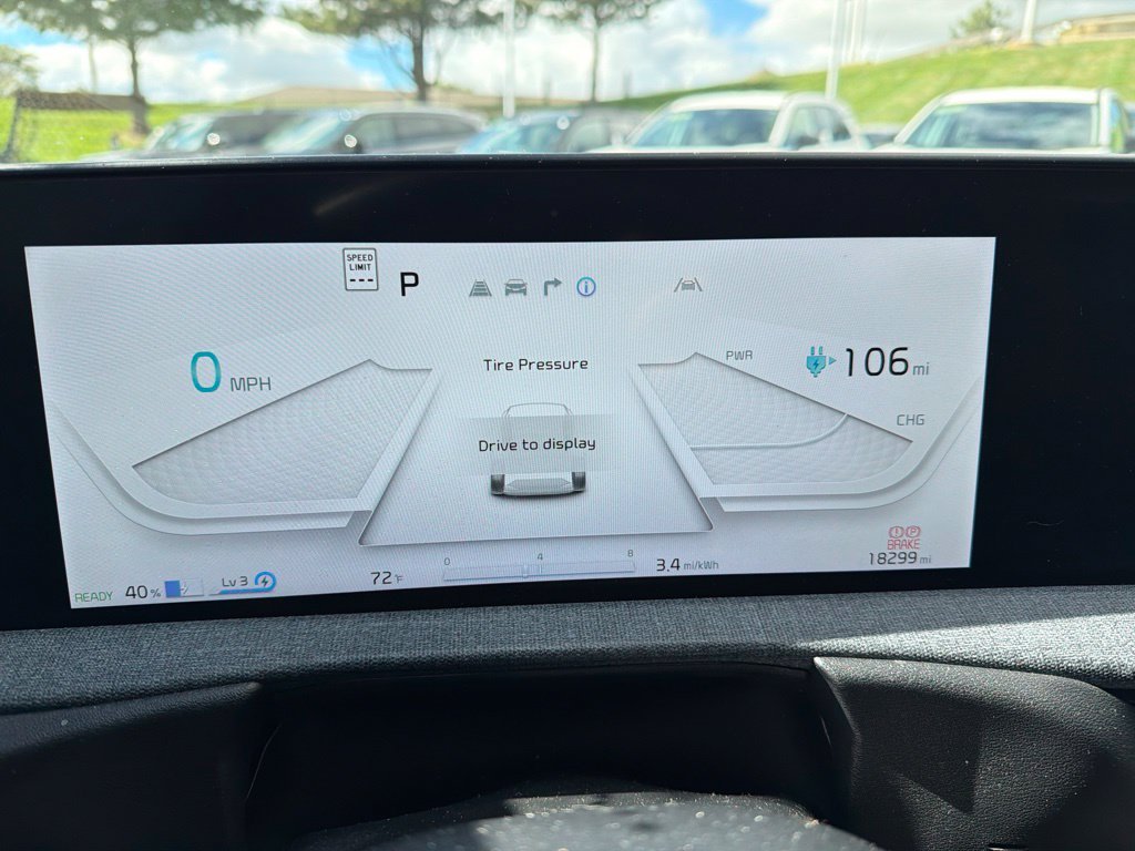 Used 2024 Red Kia Wind image 13