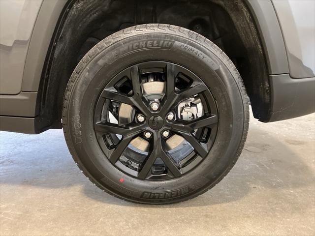 New 2026 Baltic Gray Metallic Clear-Coat Exterior Paint Jeep Laredo image 24