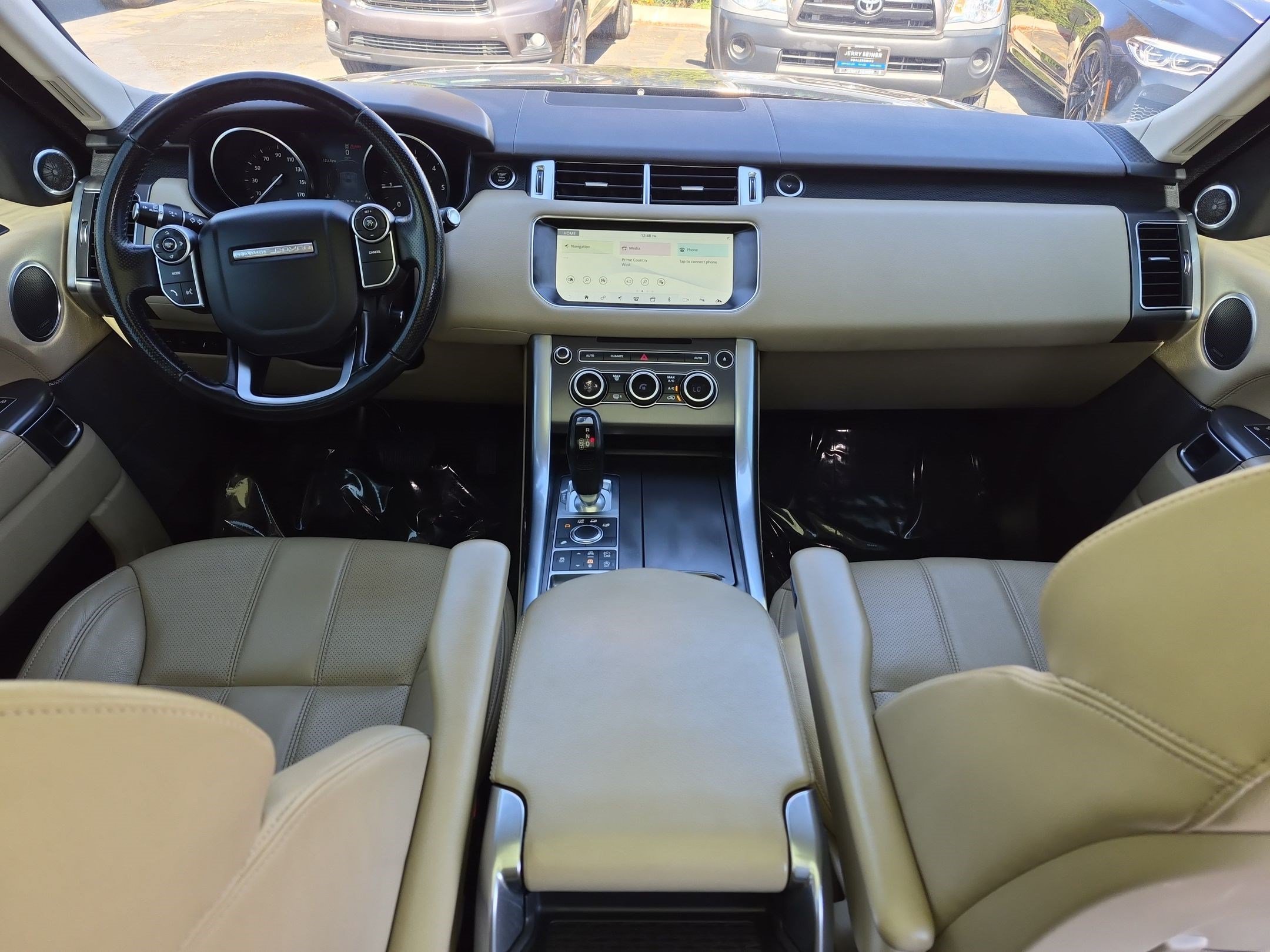 Used 2017  Land Rover SE image 27
