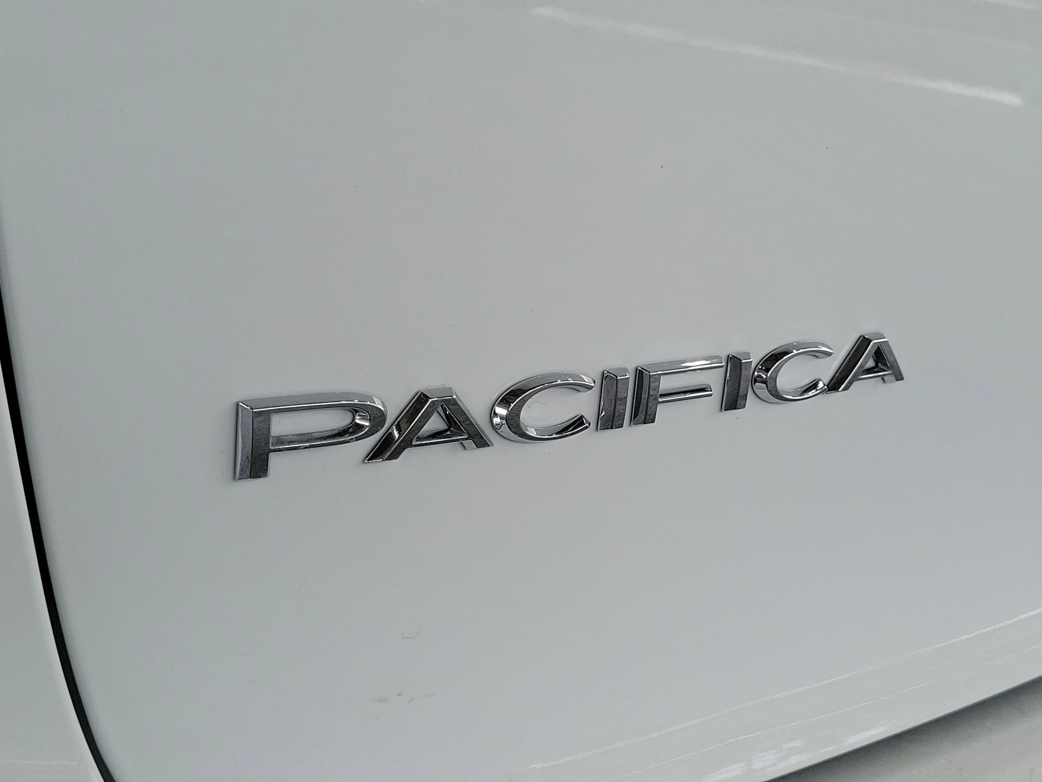 New 2026 Bright White Clear-Coat Exterior Paint Chrysler Select image 5