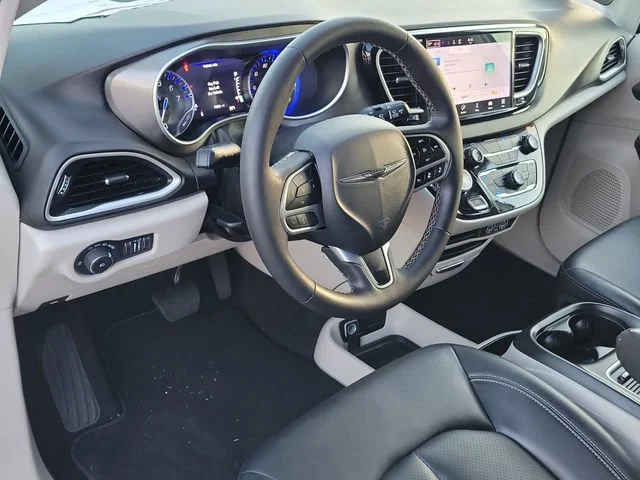 2024 Chrysler Pacifica Touring L - Photo 18