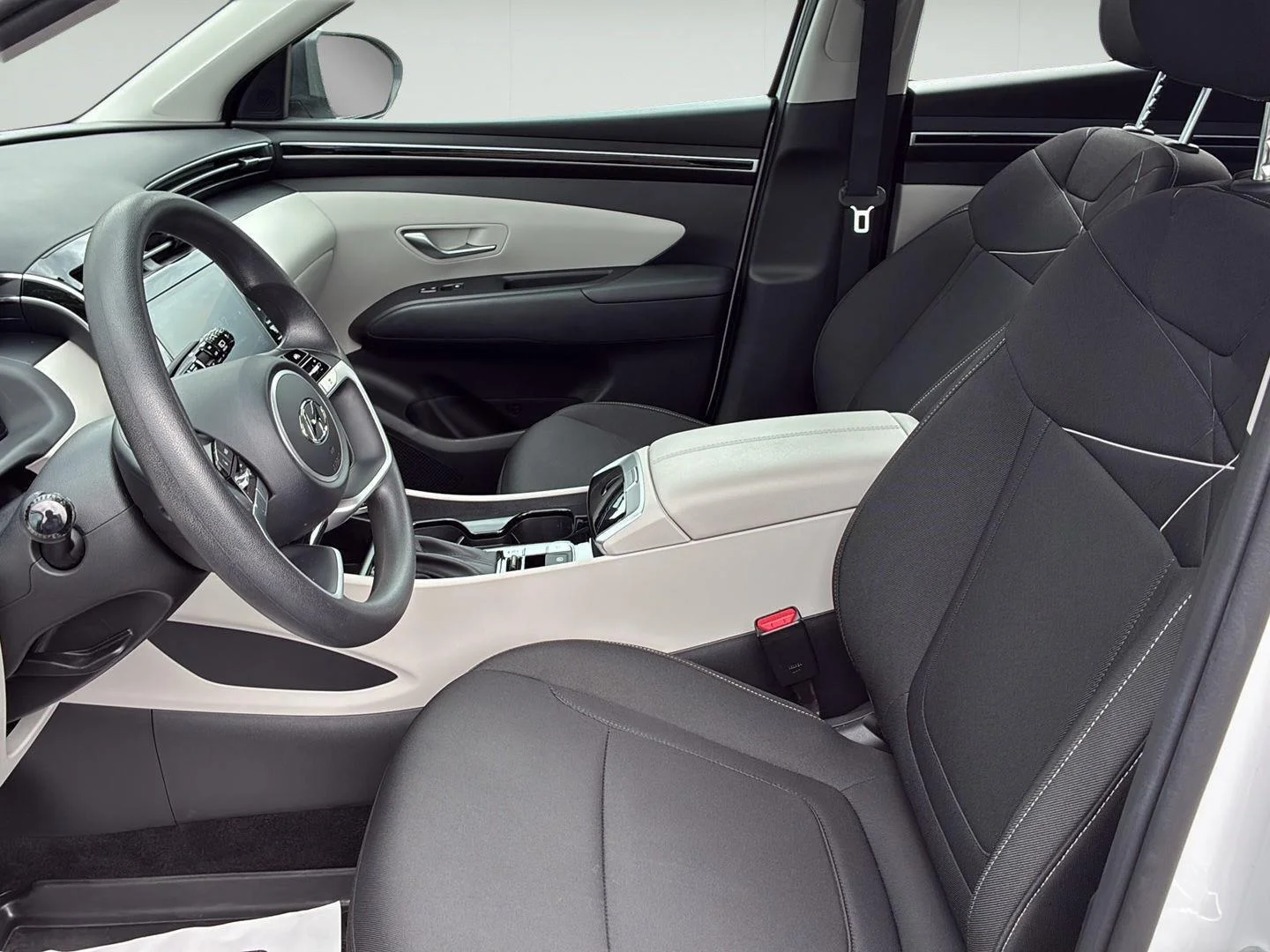 Used 2024 White Pearl Hyundai SE image 13