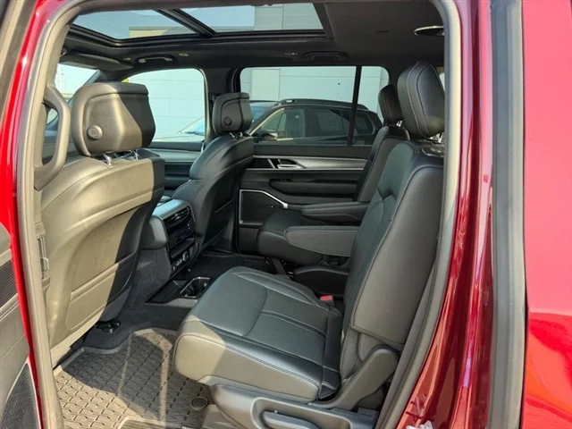 New 2026 Velvet Red Pearlcoat (DISC) Jeep Upland image 10