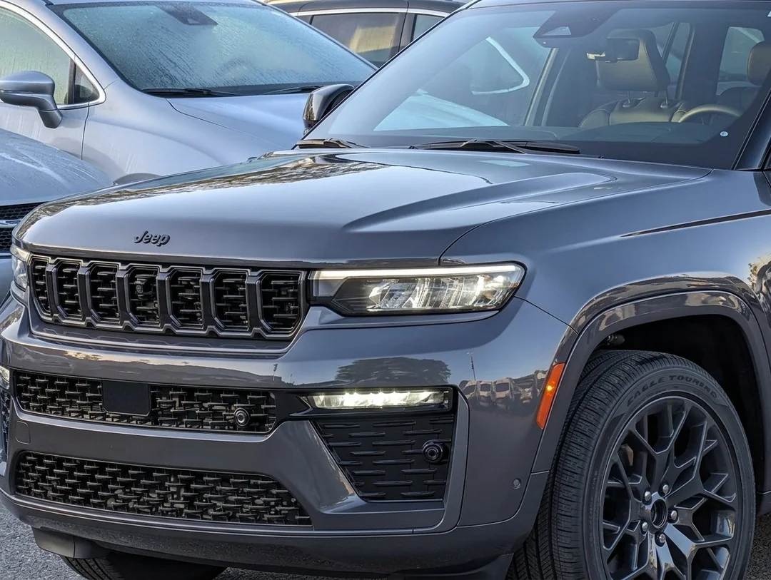 New 2026 Grey Jeep Summit - - 4x4 - Advanced ProTech Group IV - Palermo Leather Seats - Head-Up Display & More! image 10