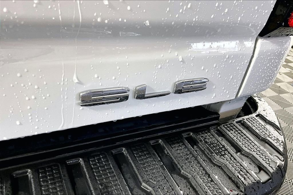 New 2026 Summit White GMC SLE image 9
