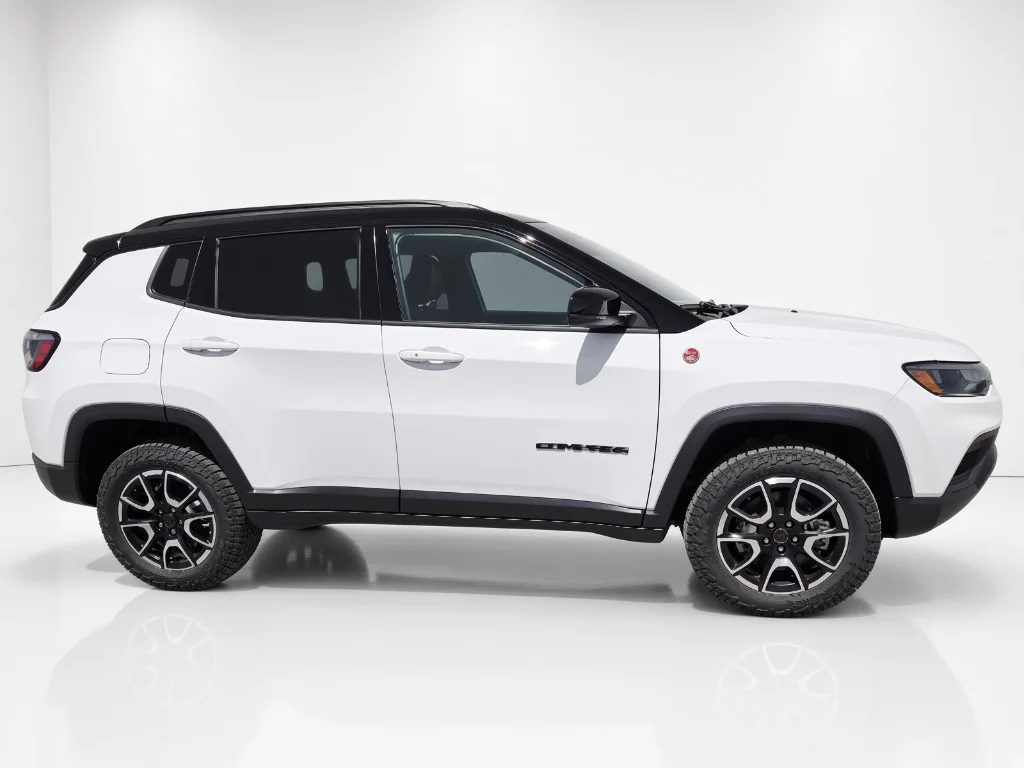 New 2026 Bright White Clear-Coat Exterior Paint Jeep Trailhawk image 4