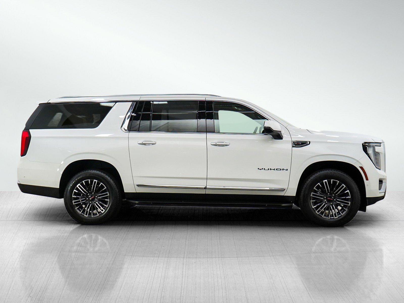 Used 2025 Summit White GMC Elevation image 6