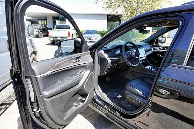 New 2026 Diamond Black Crystal Pearl-Coat Exterior Paint Jeep Limited image 41