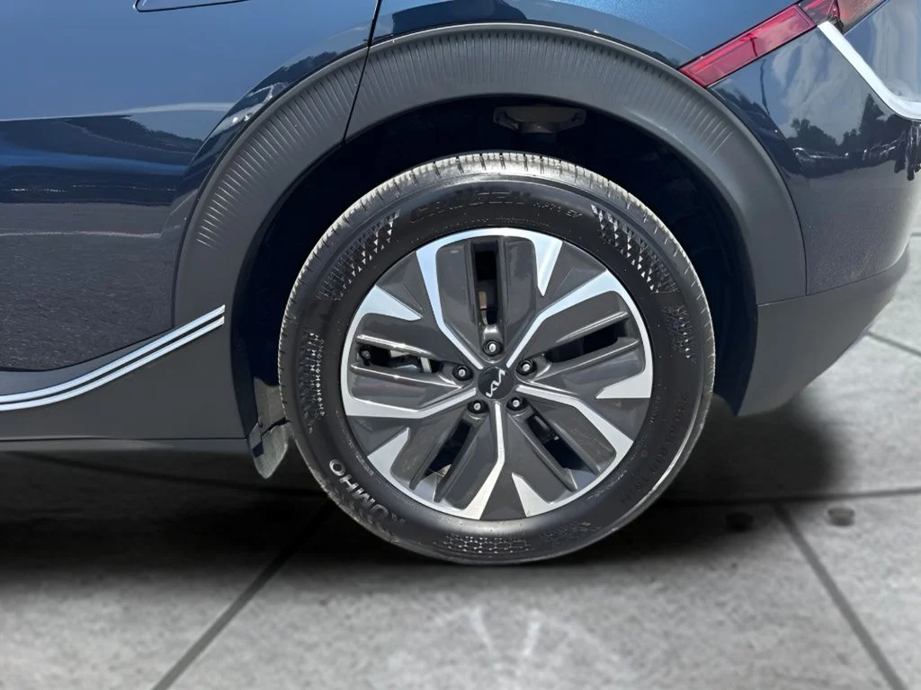 Used 2024 Blue Kia Light image 19