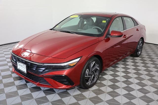 Used 2025 Red Hyundai SEL Convenience image 4