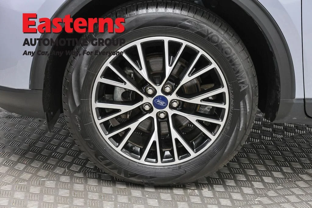 Used 2022 Blue Ford SE image 33