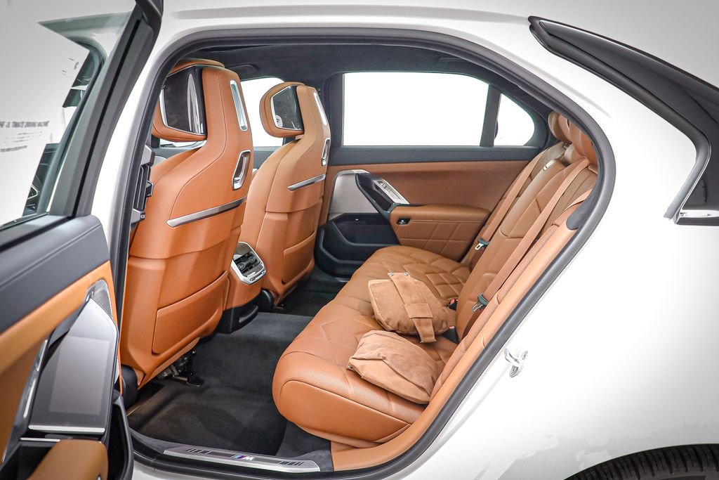 New 2026 Alpine White BMW 760i xDrive image 16