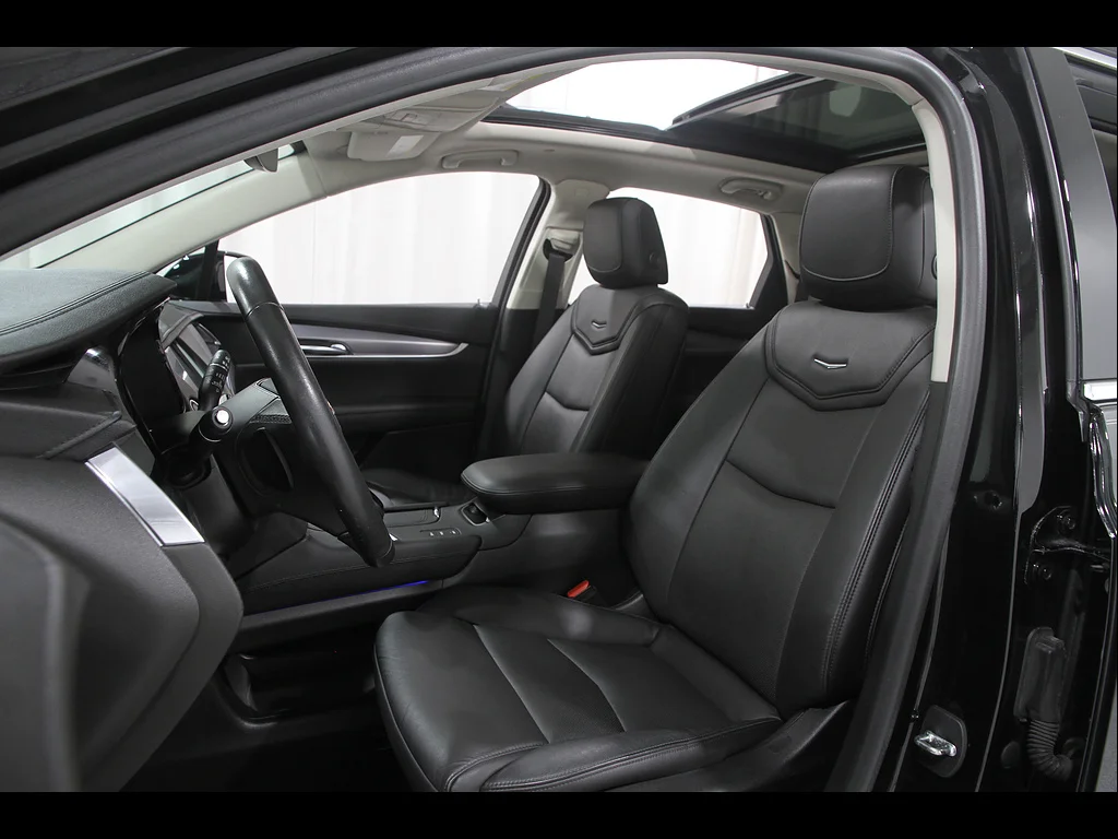 Used 2019 Stellar Black Metallic Cadillac Luxury image 5
