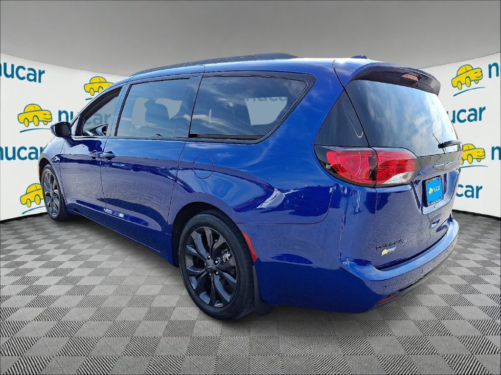 Used 2020 Blue Chrysler Touring L image 5