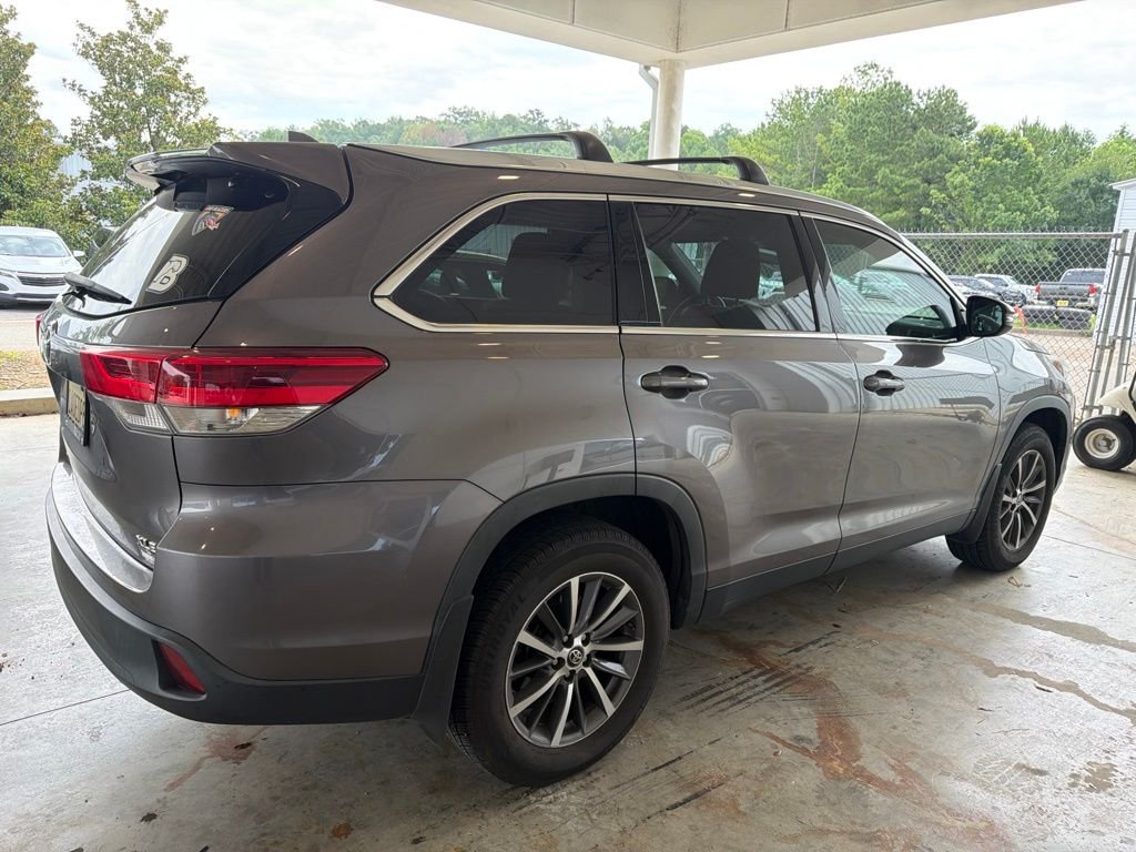 Used 2019 Gray Toyota XLE image 3