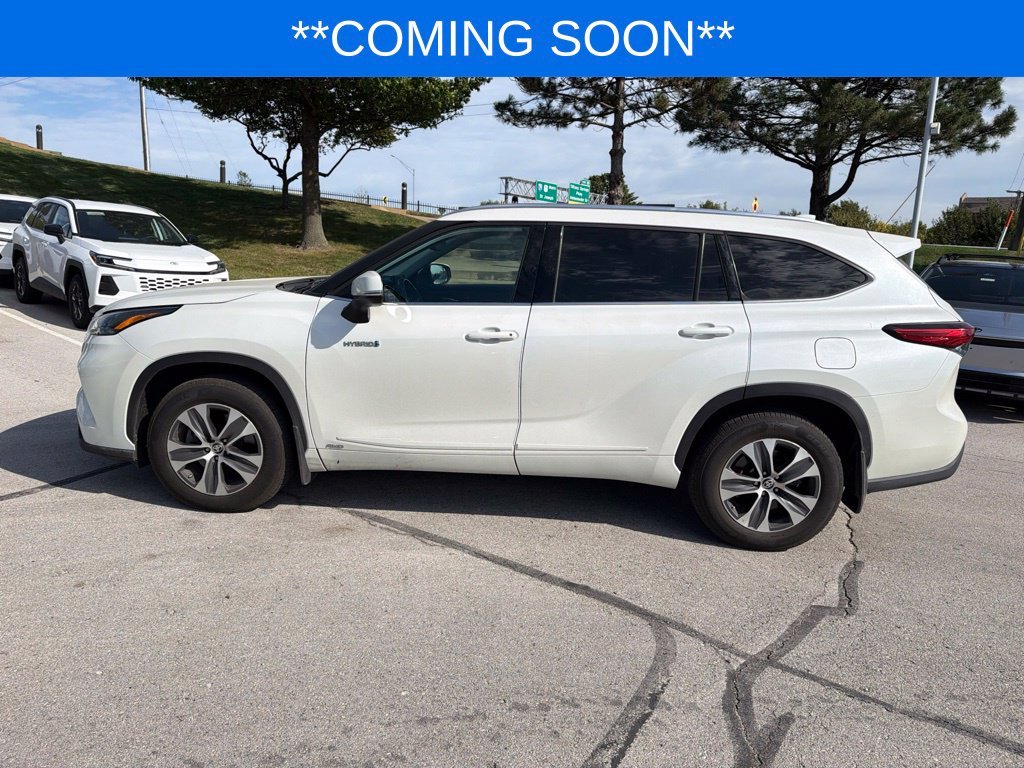 Used 2021 White Toyota XLE image 12