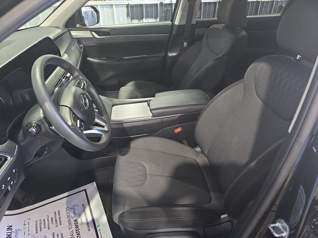Used 2022 Black Hyundai SE image 13