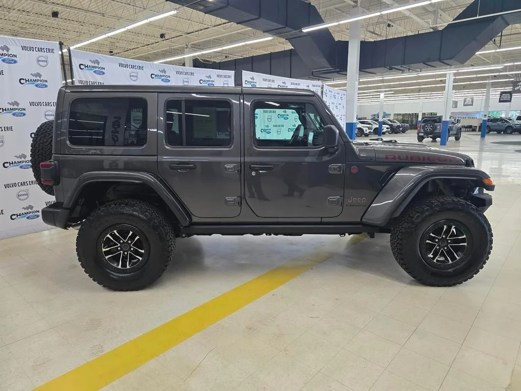 Used 2025 Granite Crystal Clearcoat Metallic Jeep Rubicon image 5