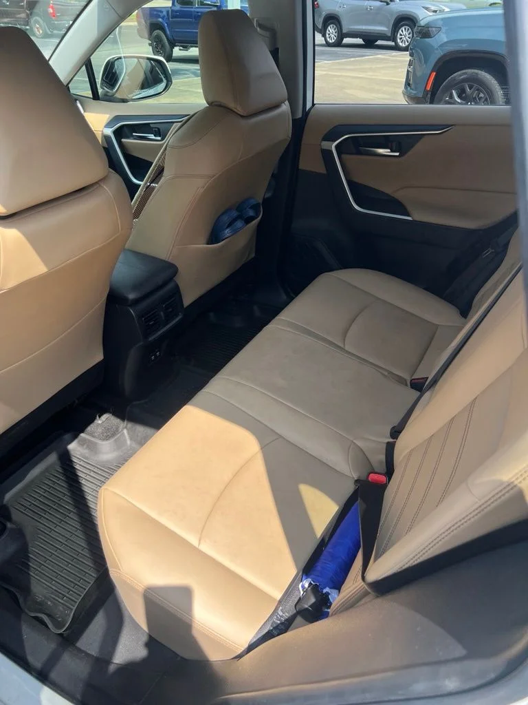 Used 2019 White Toyota XLE Premium image 4