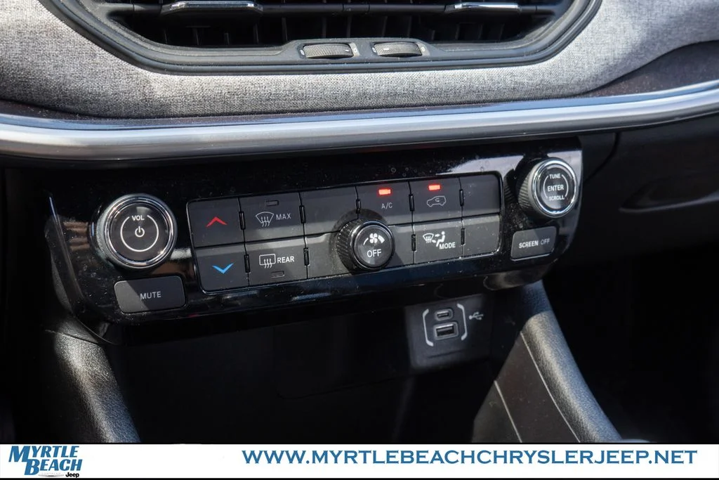 Used 2023 Crystal Metallic Jeep Latitude image 22