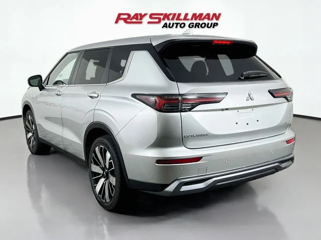 Used 2025 Silver Mitsubishi SE image 5