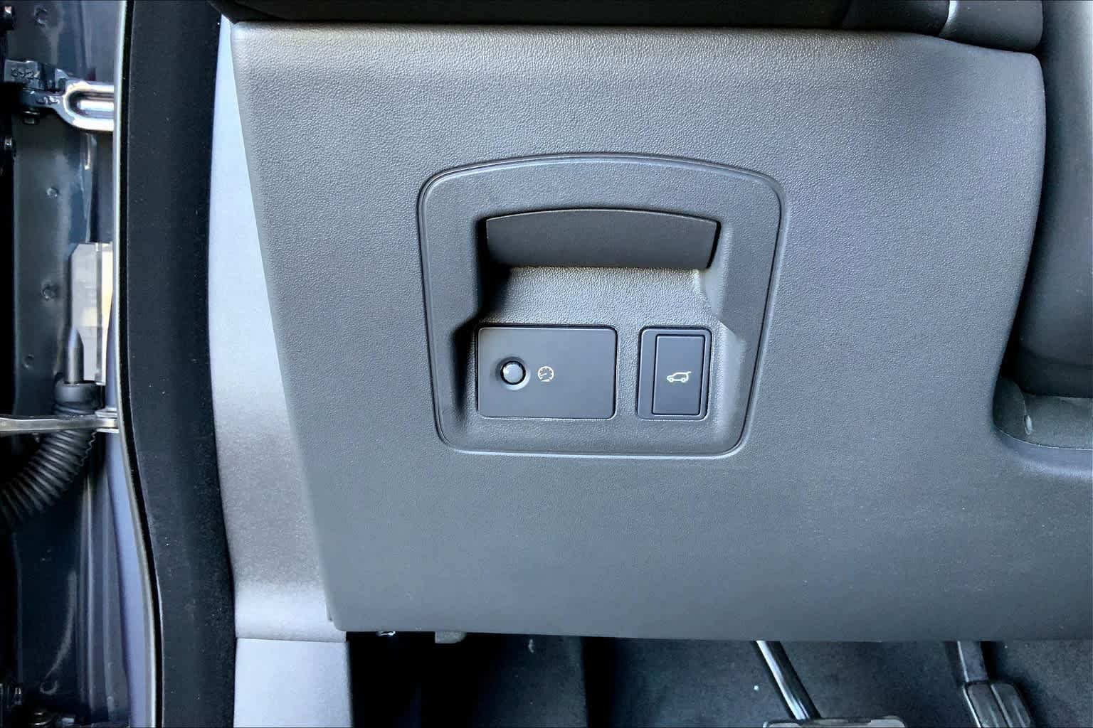 Used 2025 Varesine Blue Metallic Land Rover Dynamic SE image 19