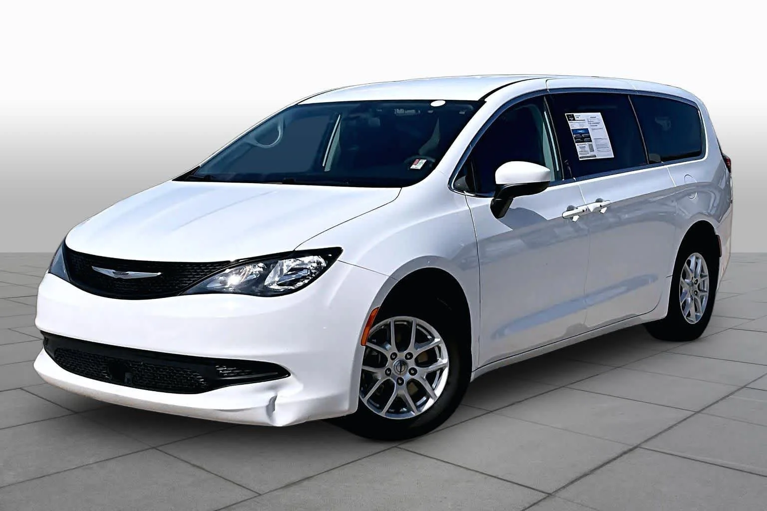 Pre-Owned 2022 Chrysler Voyager LX