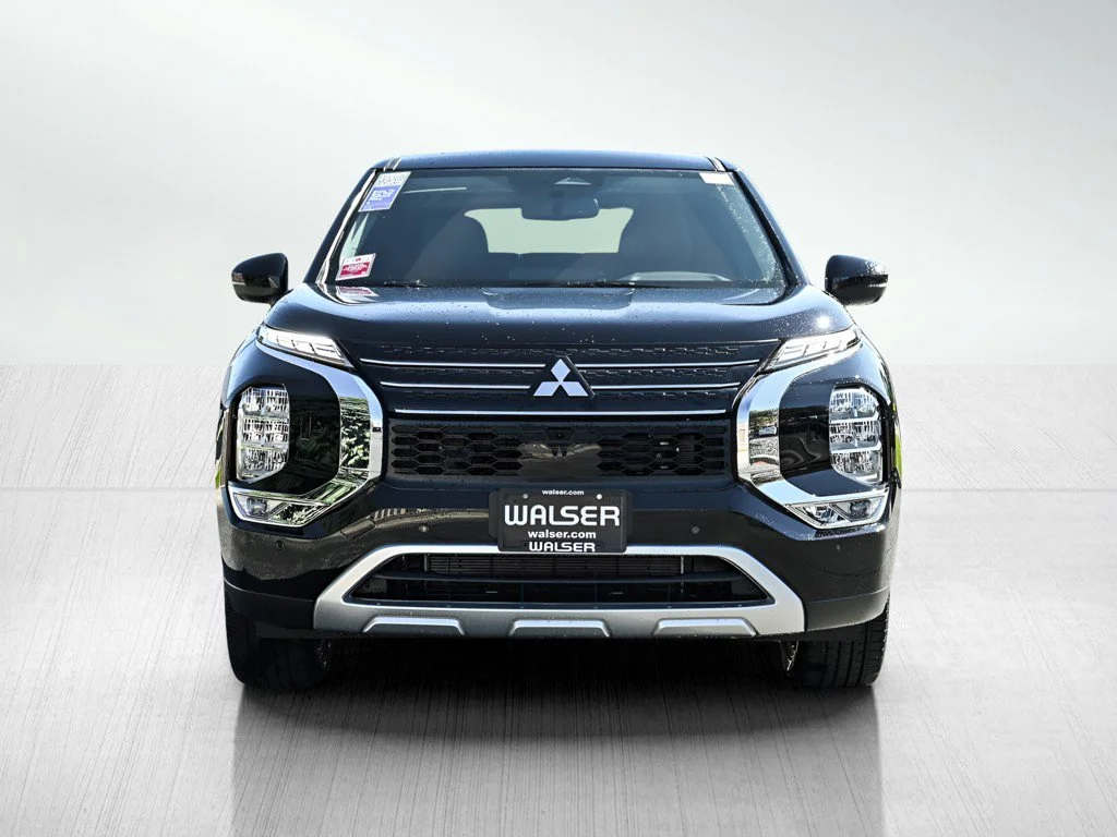 New 2025 Labrador Black Pearl Mitsubishi SE image 2
