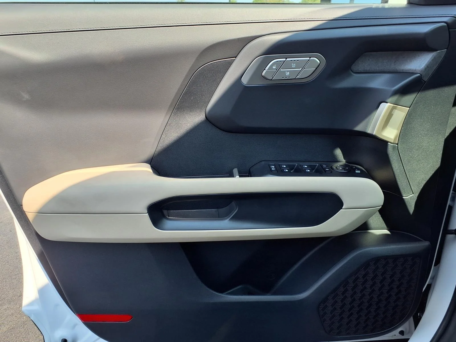 New 2027 Glacial White Pearl Kia EX image 10