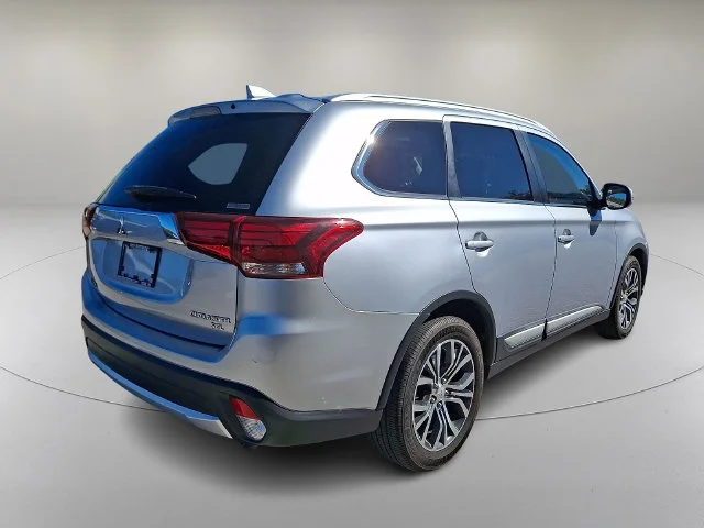 Used 2017 Silver Mitsubishi SEL image 6