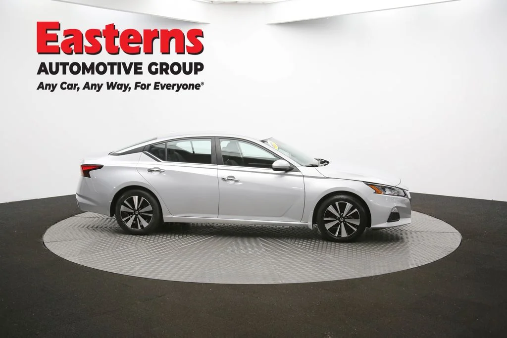 Used 2022 Silver Nissan 2.5 SV image 45